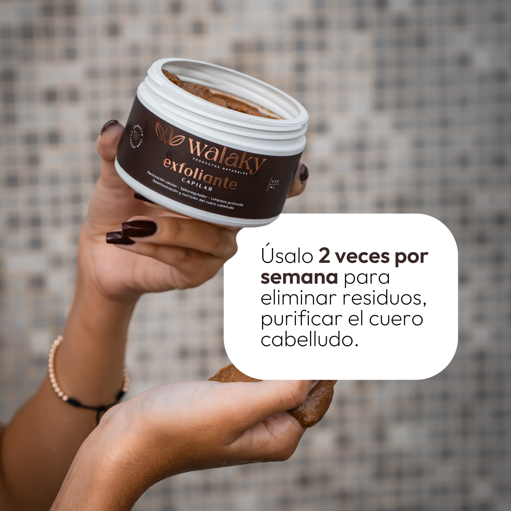 Mujer con cabello sano y brillante usando kit capilar natural Walaky Colombia